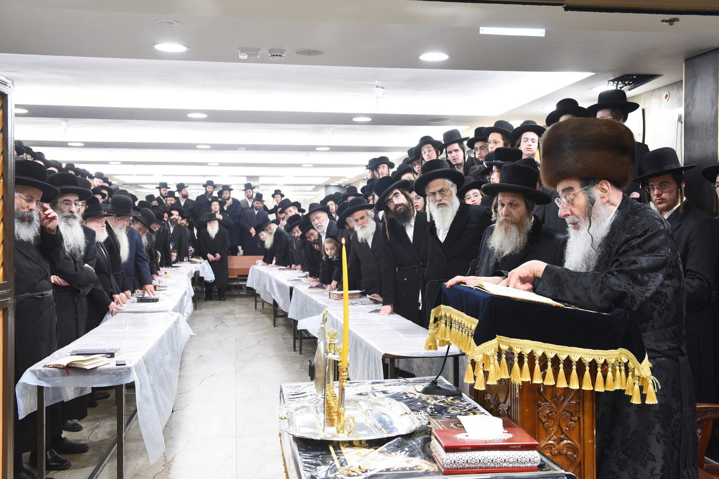 האדמו"ר מאלכסנדר בהדלקת נר ראשון של חנוכה