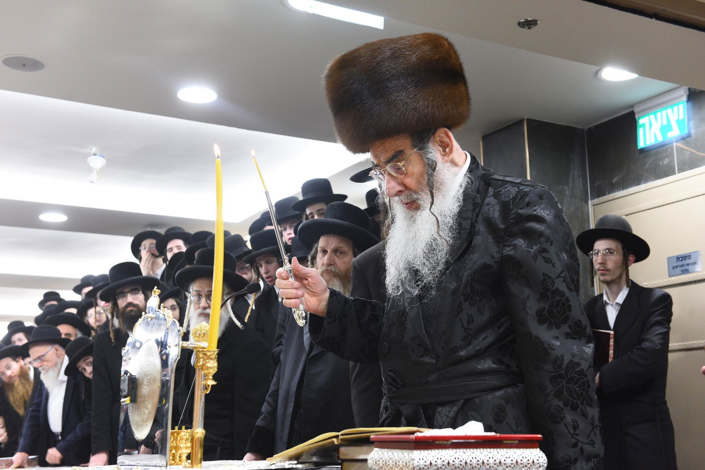 האדמו"ר מאלכסנדר בהדלקת נר ראשון של חנוכה