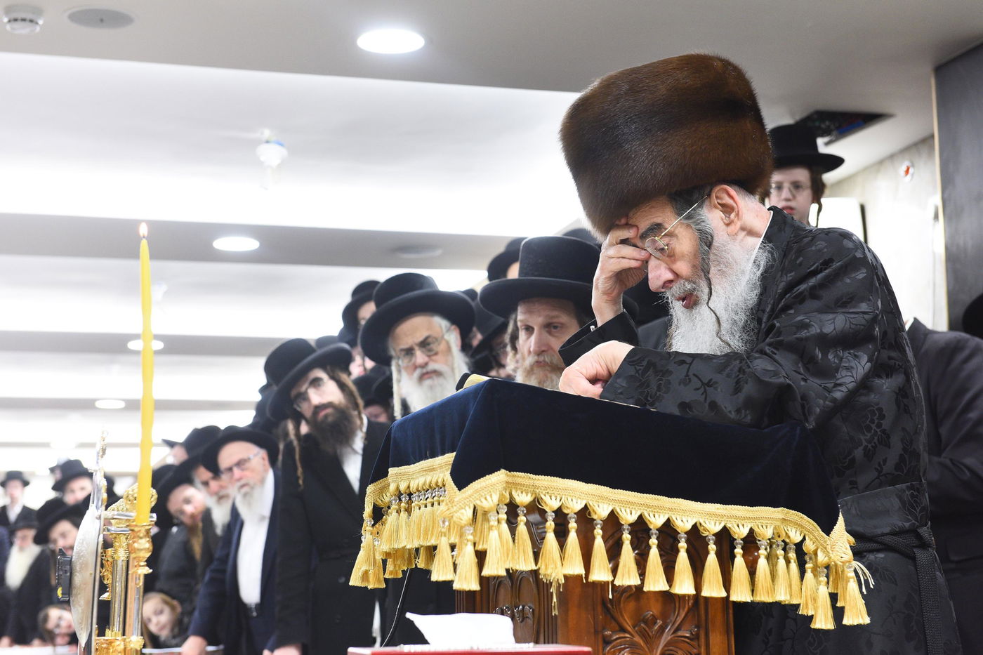 האדמו"ר מאלכסנדר בהדלקת נר ראשון של חנוכה