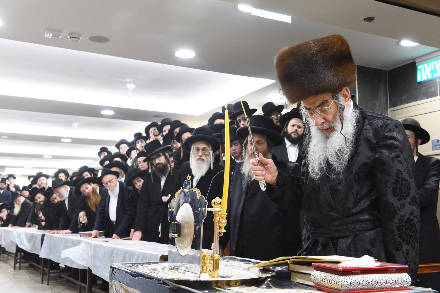 האדמו"ר מאלכסנדר בהדלקת נר ראשון של חנוכה