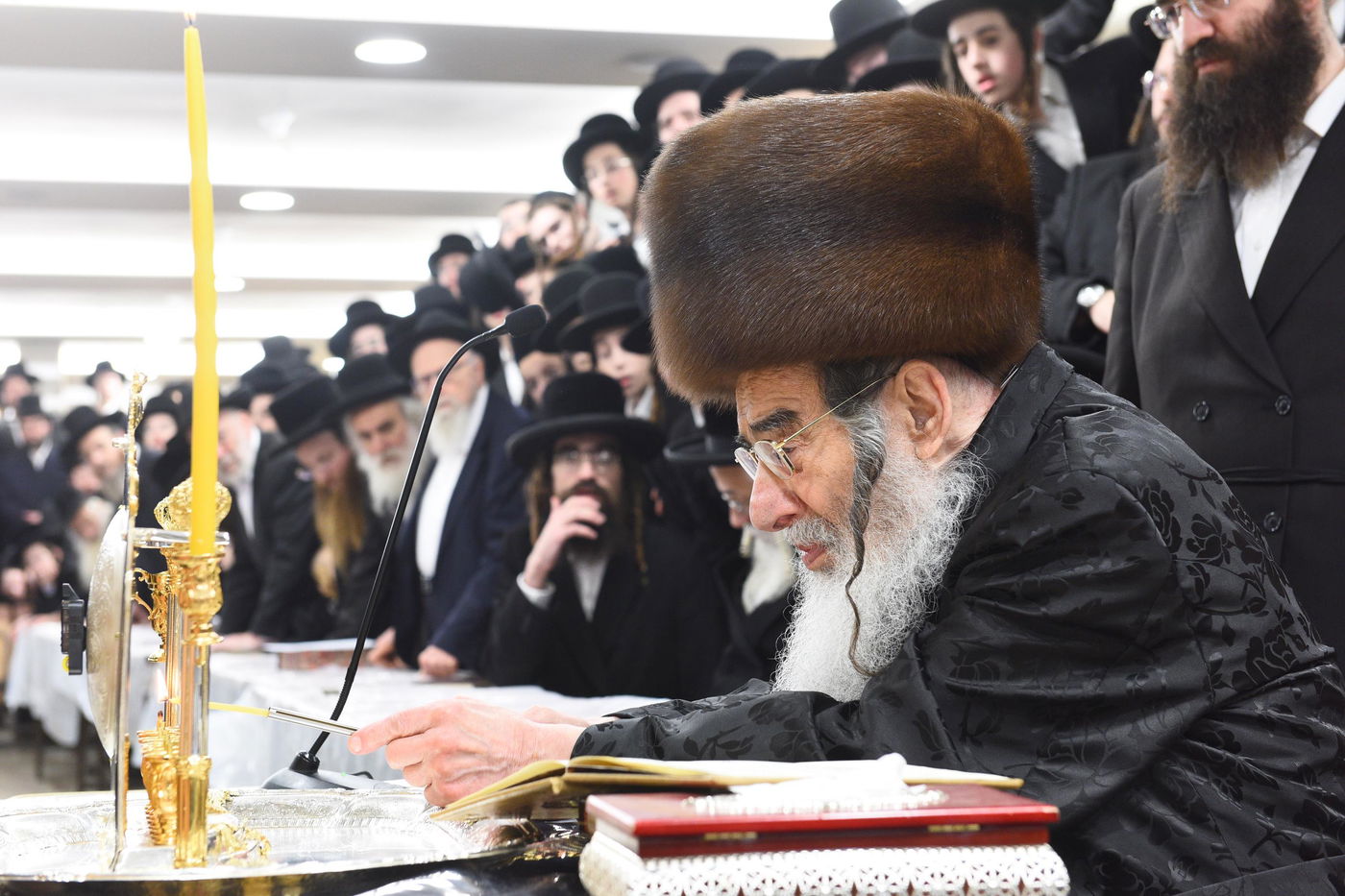 האדמו"ר מאלכסנדר בהדלקת נר ראשון של חנוכה