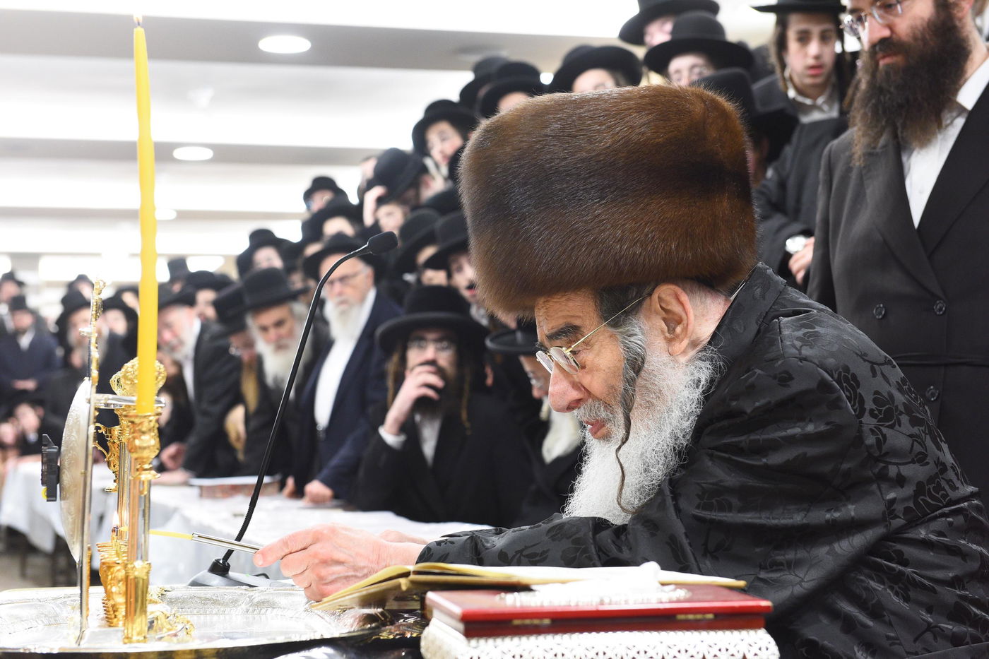 האדמו"ר מאלכסנדר בהדלקת נר ראשון של חנוכה