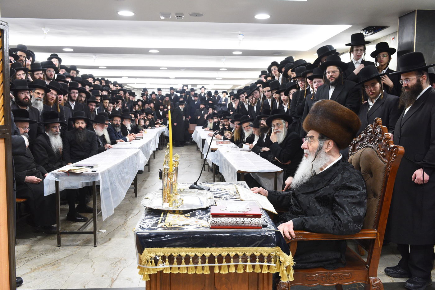 האדמו"ר מאלכסנדר בהדלקת נר ראשון של חנוכה