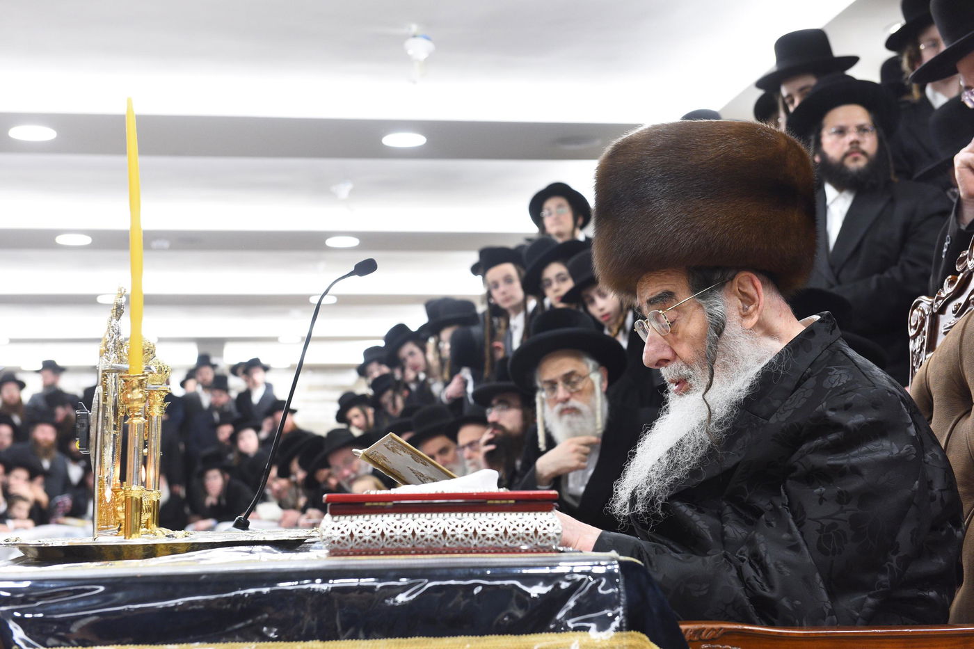 האדמו"ר מאלכסנדר בהדלקת נר ראשון של חנוכה