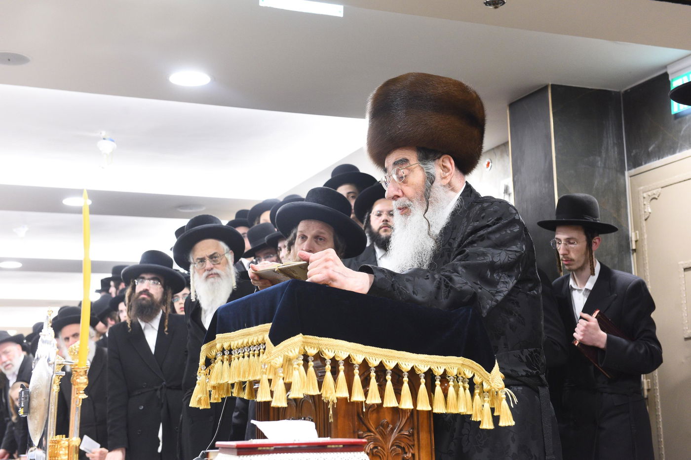 האדמו"ר מאלכסנדר בהדלקת נר ראשון של חנוכה