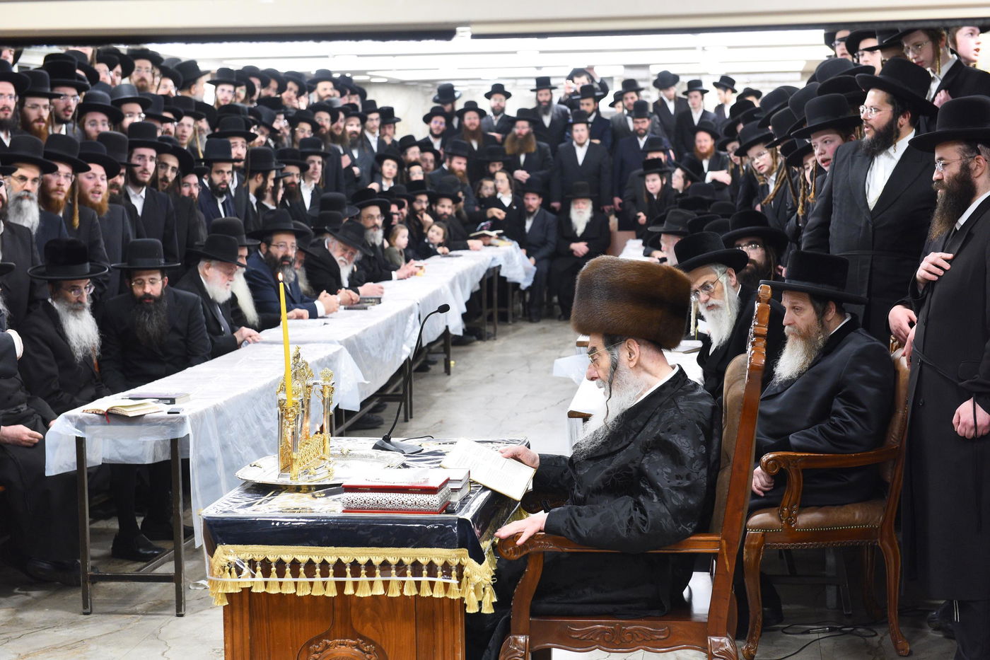 האדמו"ר מאלכסנדר בהדלקת נר ראשון של חנוכה