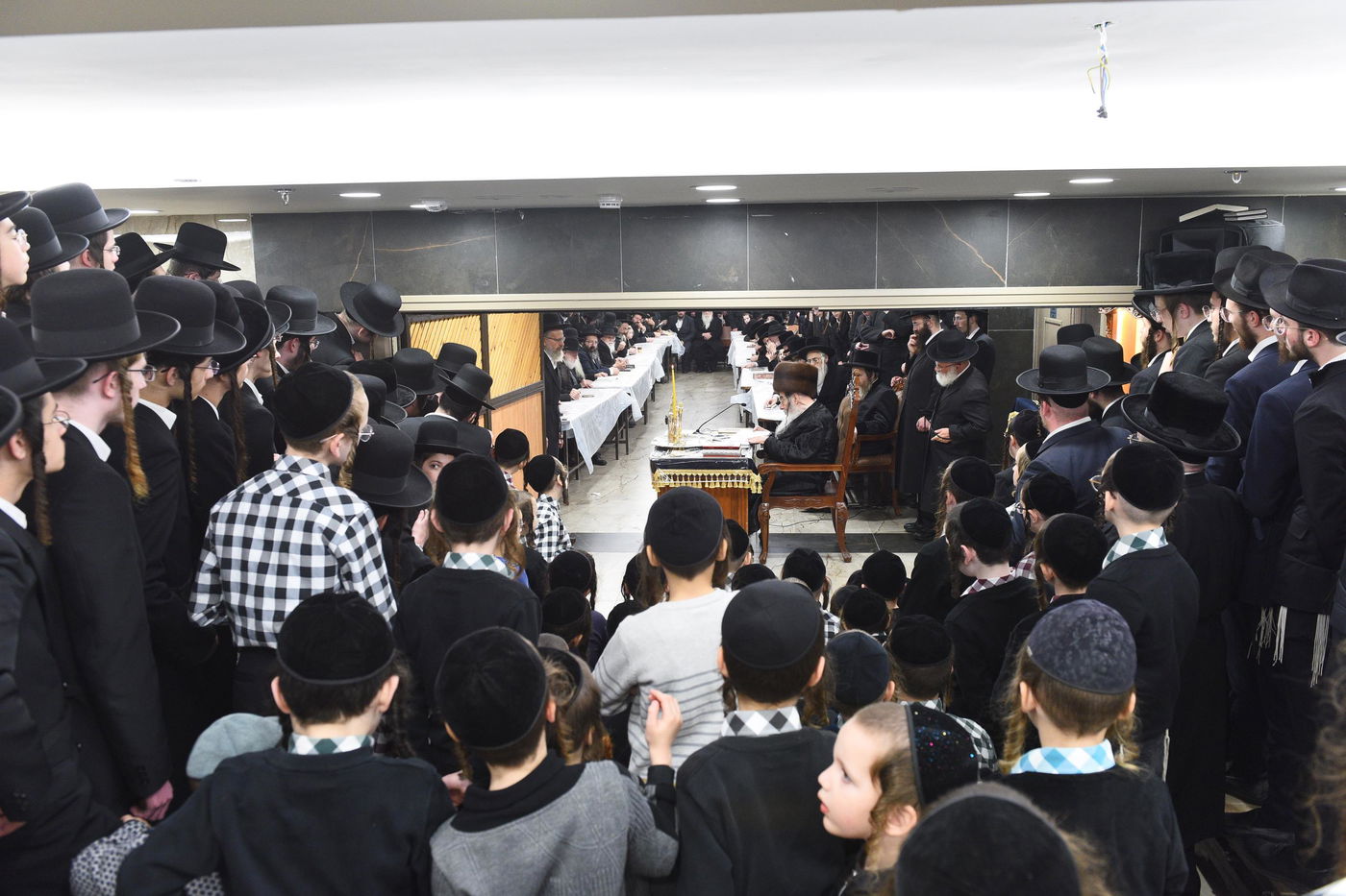 האדמו"ר מאלכסנדר בהדלקת נר ראשון של חנוכה