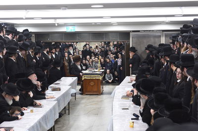 האדמו"ר מאלכסנדר בהדלקת נר ראשון של חנוכה