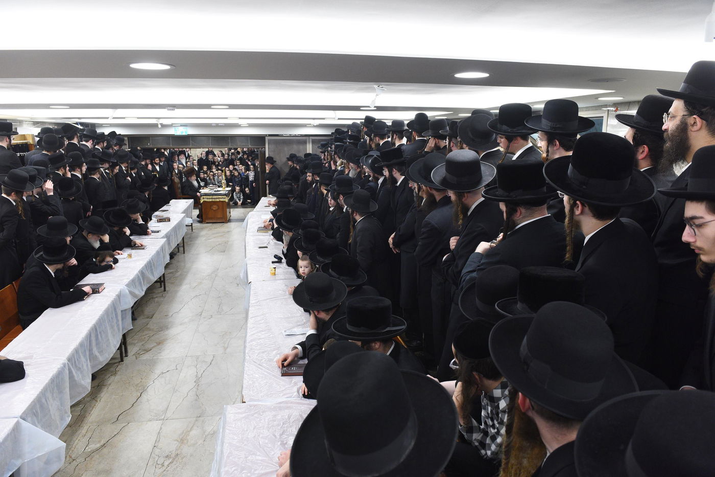 האדמו"ר מאלכסנדר בהדלקת נר ראשון של חנוכה