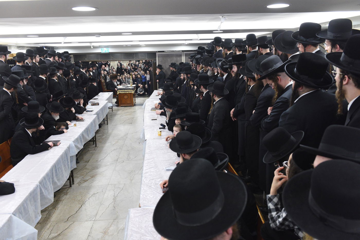 האדמו"ר מאלכסנדר בהדלקת נר ראשון של חנוכה