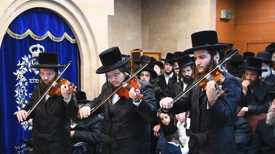 האדמו"ר מנדבורנה בהדלקת נרות חנוכה 