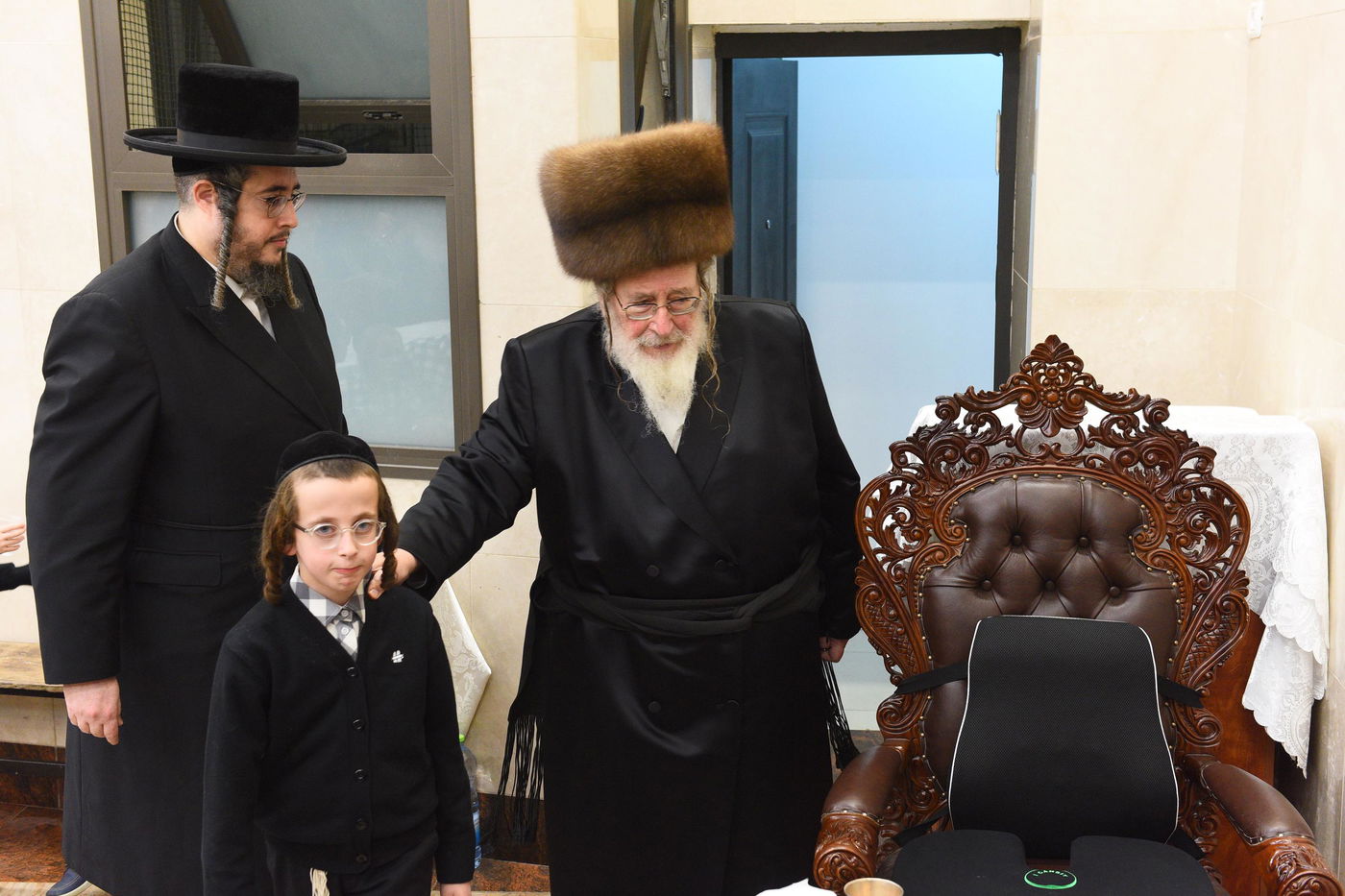 האדמו"ר מספינקא בהדלקת נרות חנוכה