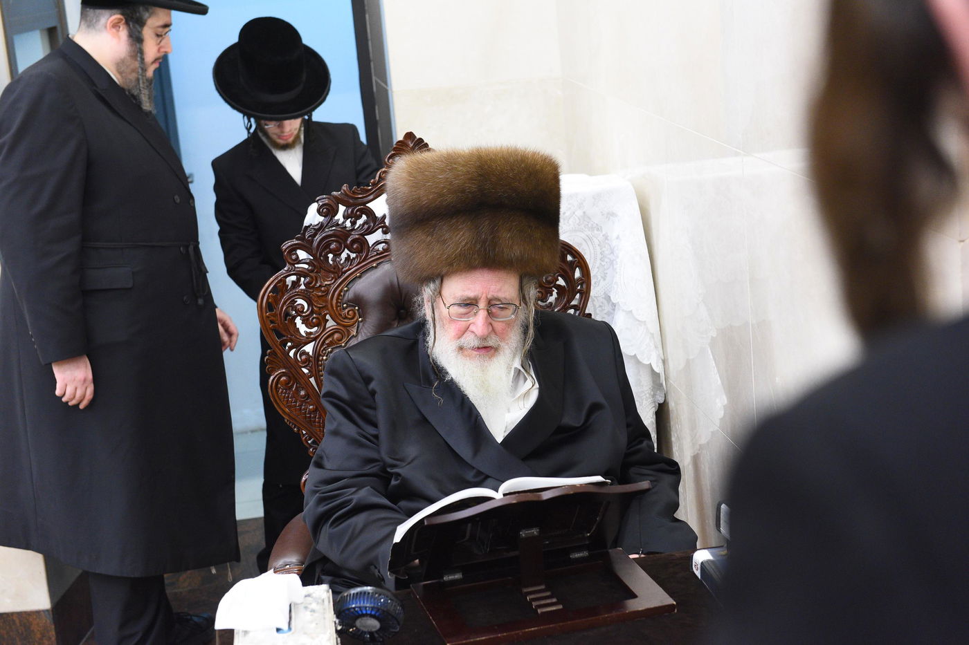 האדמו"ר מספינקא בהדלקת נרות חנוכה