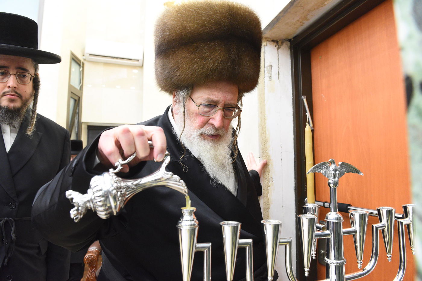 האדמו"ר מספינקא בהדלקת נרות חנוכה