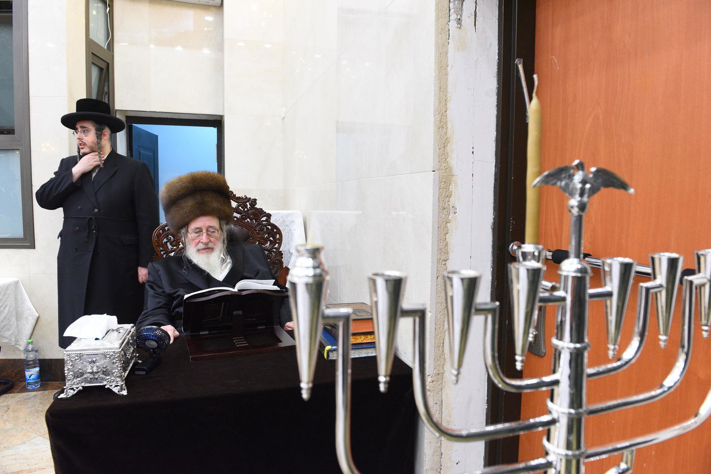 האדמו"ר מספינקא בהדלקת נרות חנוכה