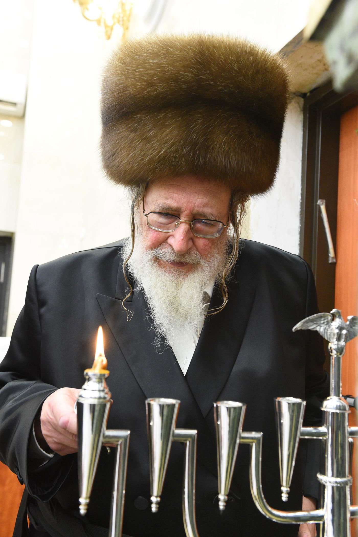 האדמו"ר מספינקא בהדלקת נרות חנוכה