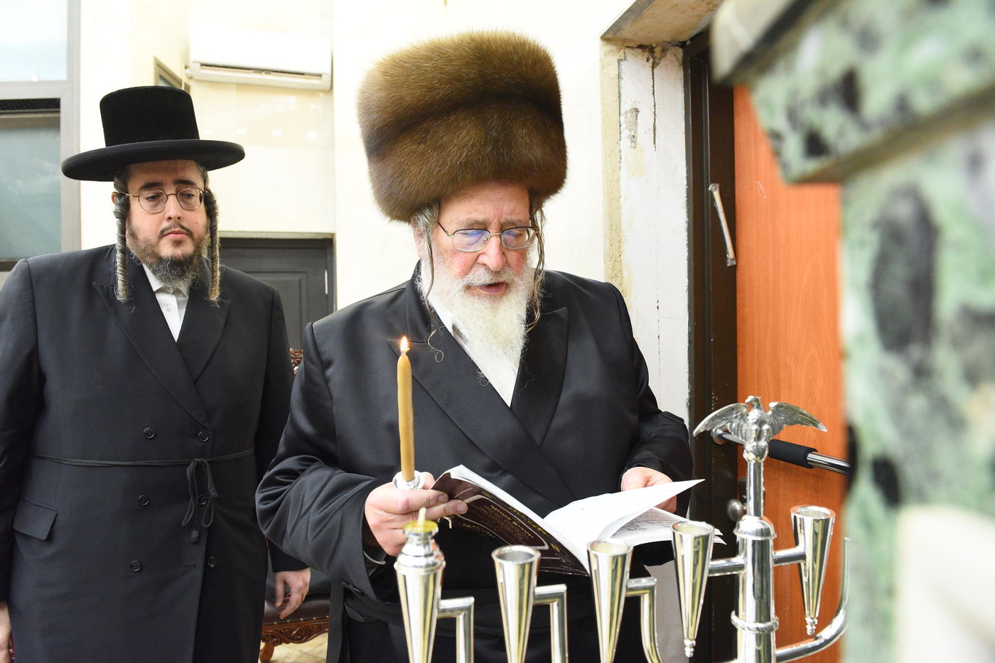 האדמו"ר מספינקא בהדלקת נרות חנוכה