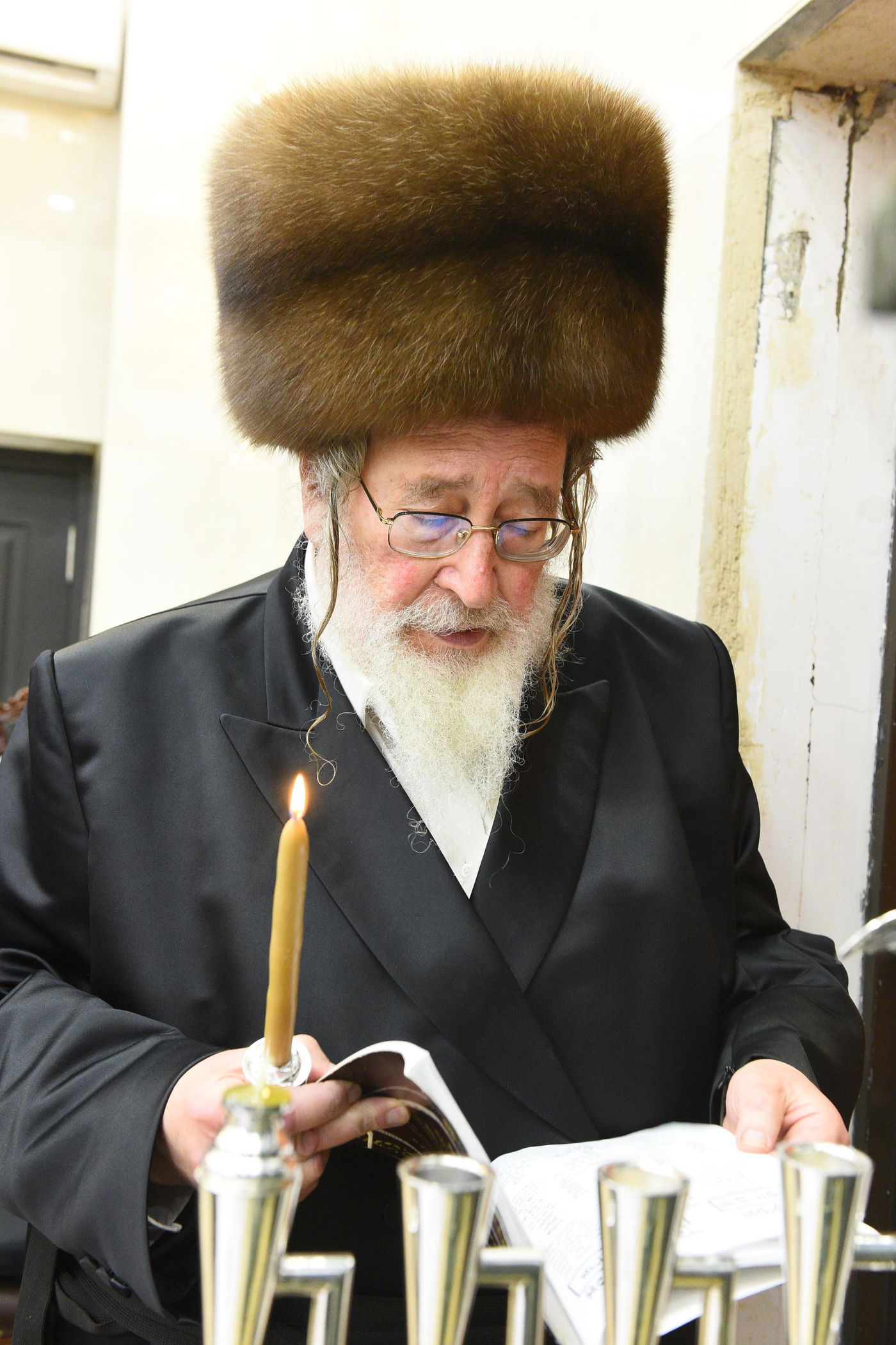 האדמו"ר מספינקא בהדלקת נרות חנוכה