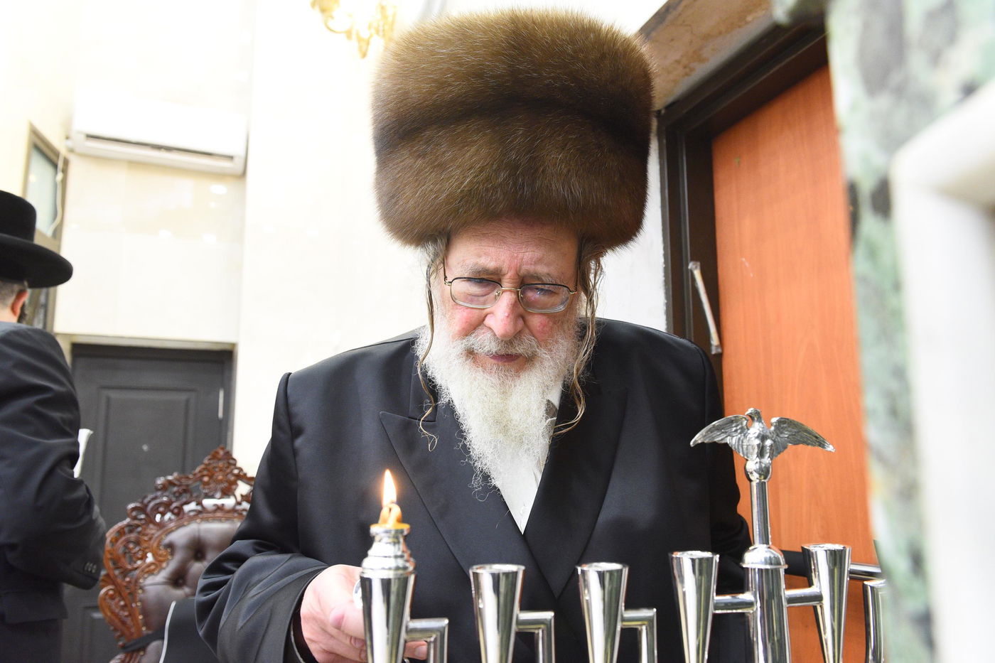 האדמו"ר מספינקא בהדלקת נרות חנוכה