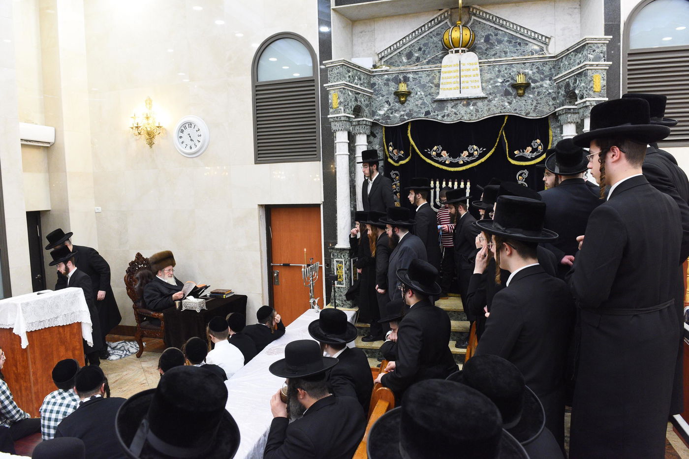 האדמו"ר מספינקא בהדלקת נרות חנוכה