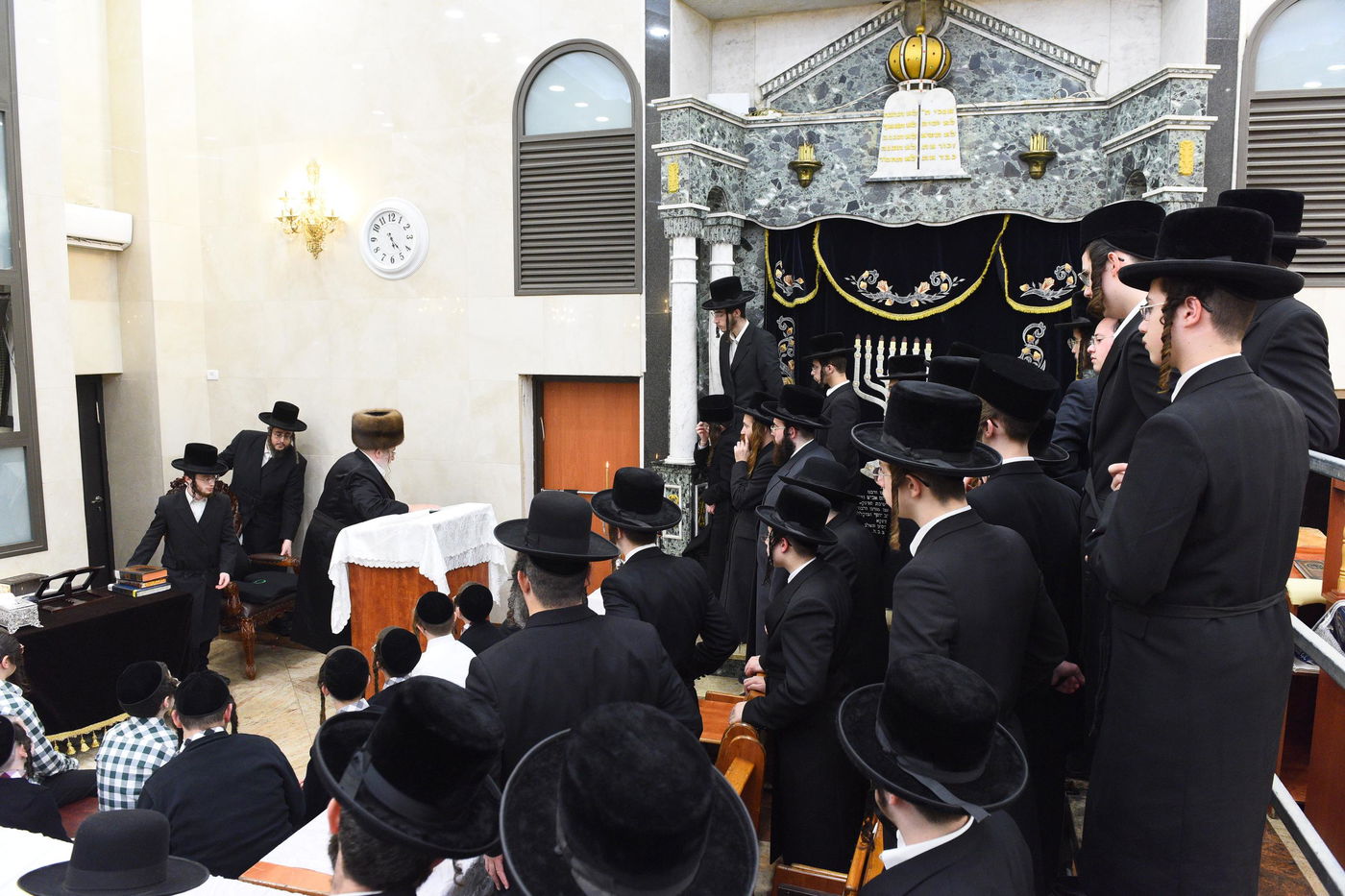 האדמו"ר מספינקא בהדלקת נרות חנוכה