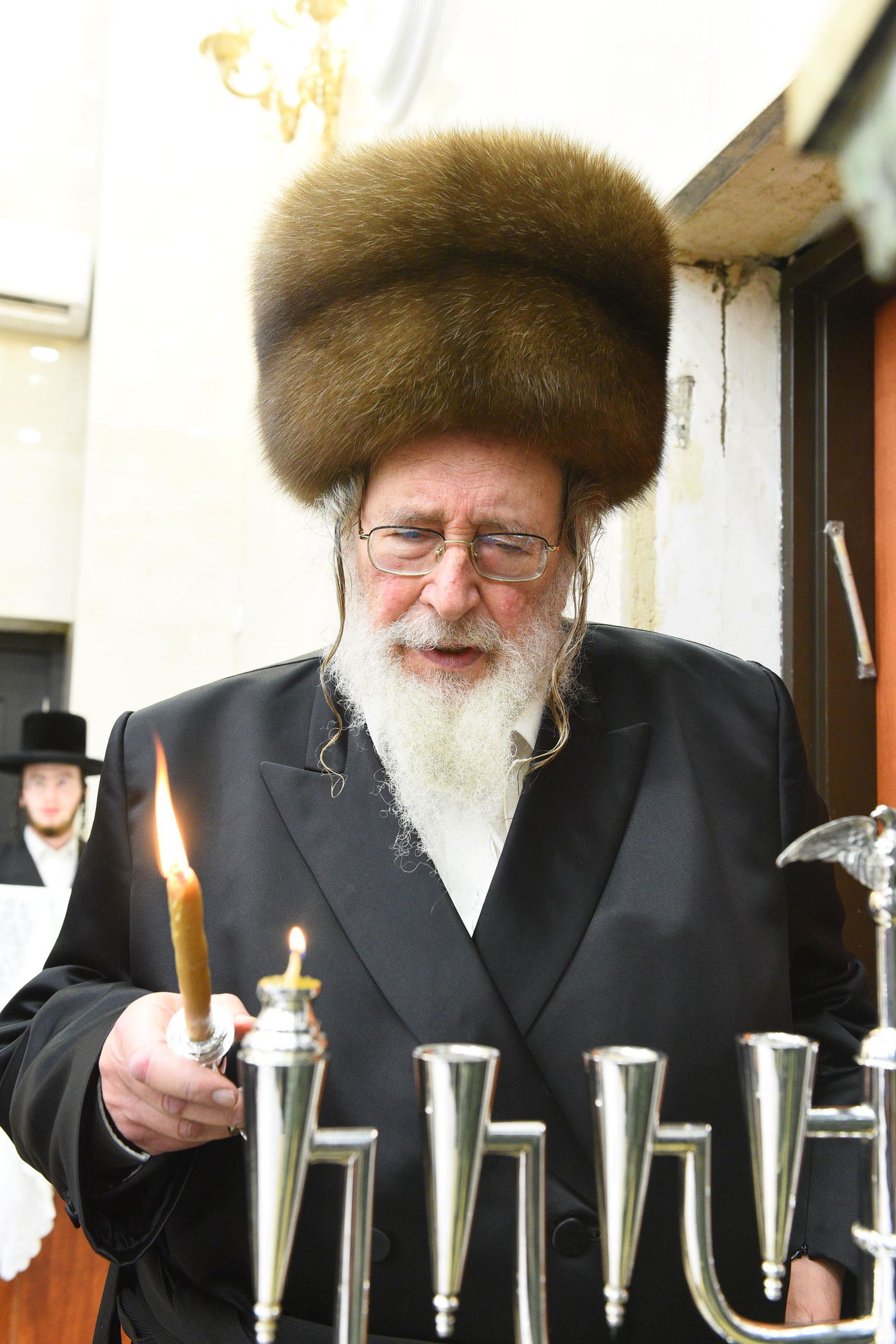 האדמו"ר מספינקא בהדלקת נרות חנוכה