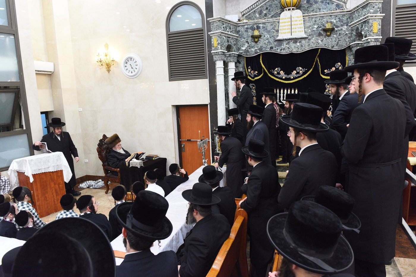 האדמו"ר מספינקא בהדלקת נרות חנוכה