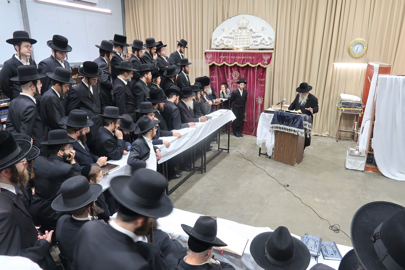 האדמו"ר מאשלג בהדלקת נר חנוכה