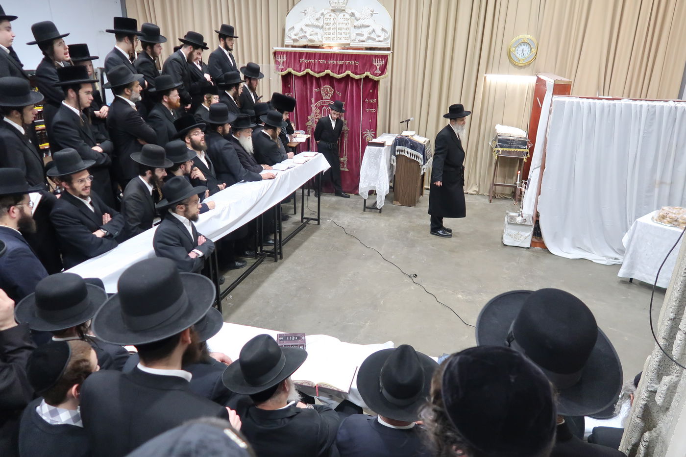 האדמו"ר מאשלג בהדלקת נר חנוכה