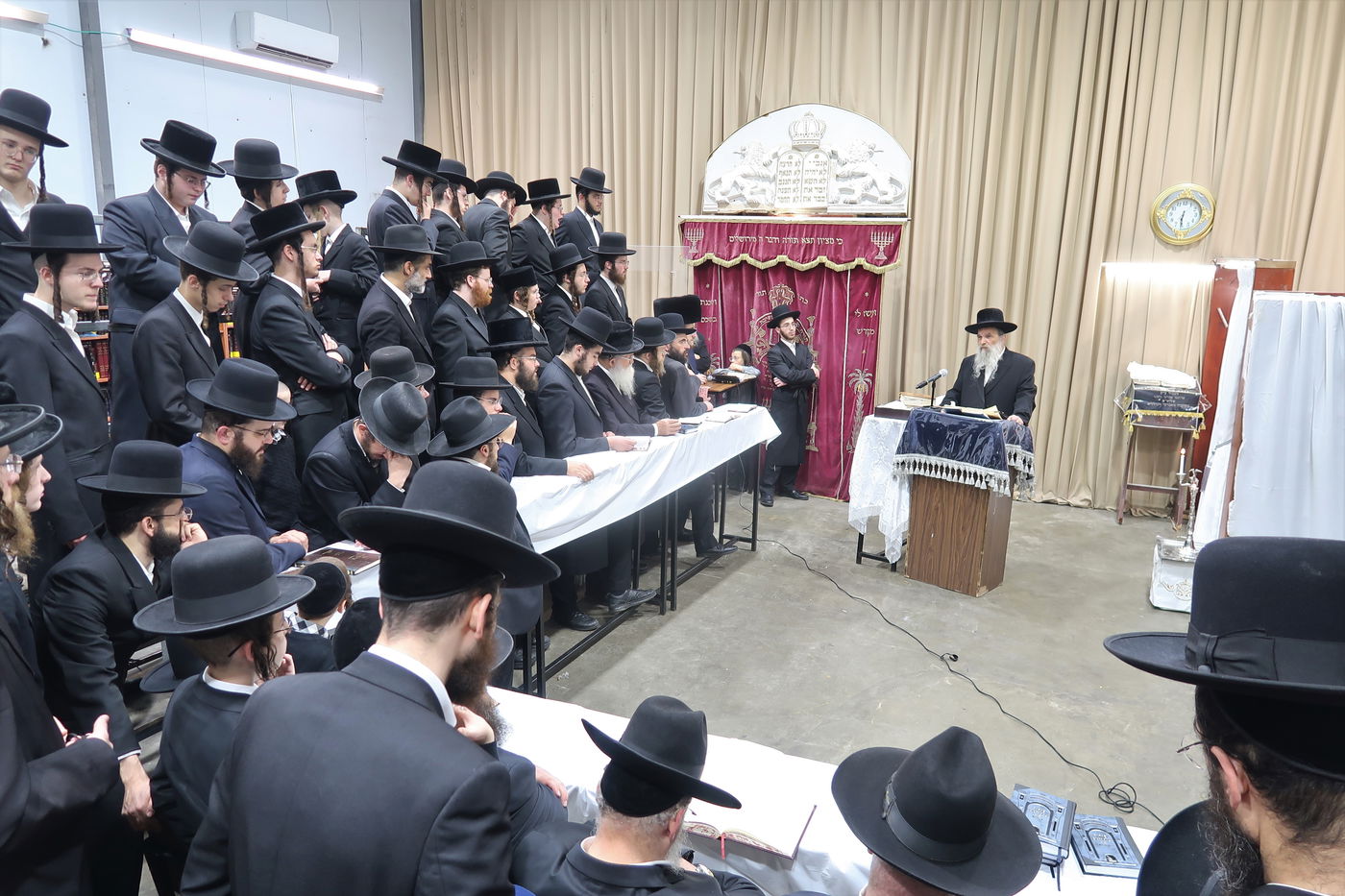 האדמו"ר מאשלג בהדלקת נר חנוכה