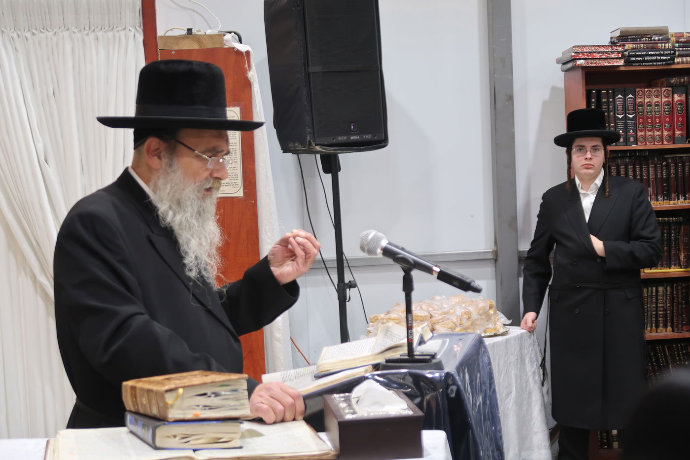 האדמו"ר מאשלג בהדלקת נר חנוכה