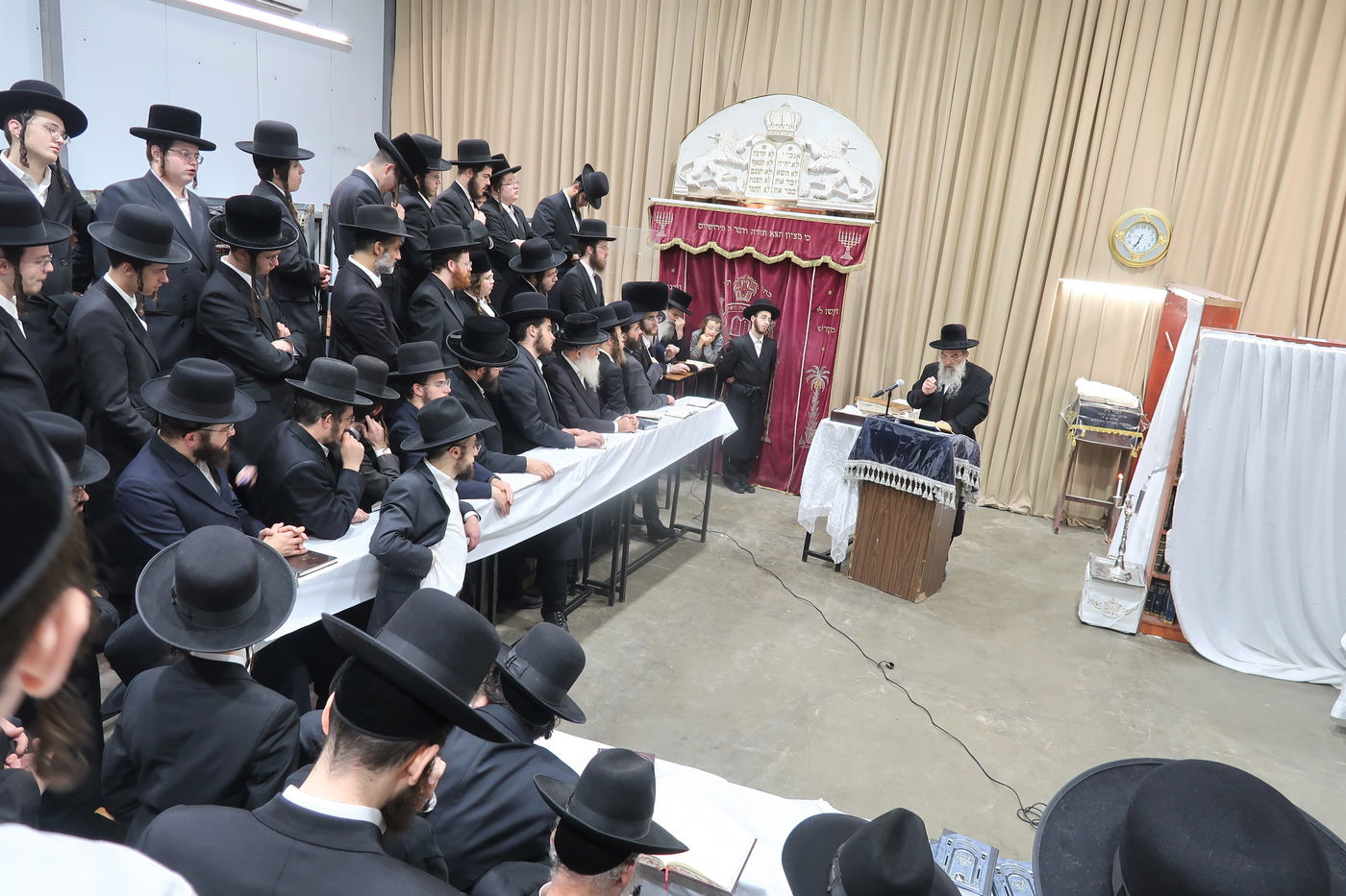 האדמו"ר מאשלג בהדלקת נר חנוכה