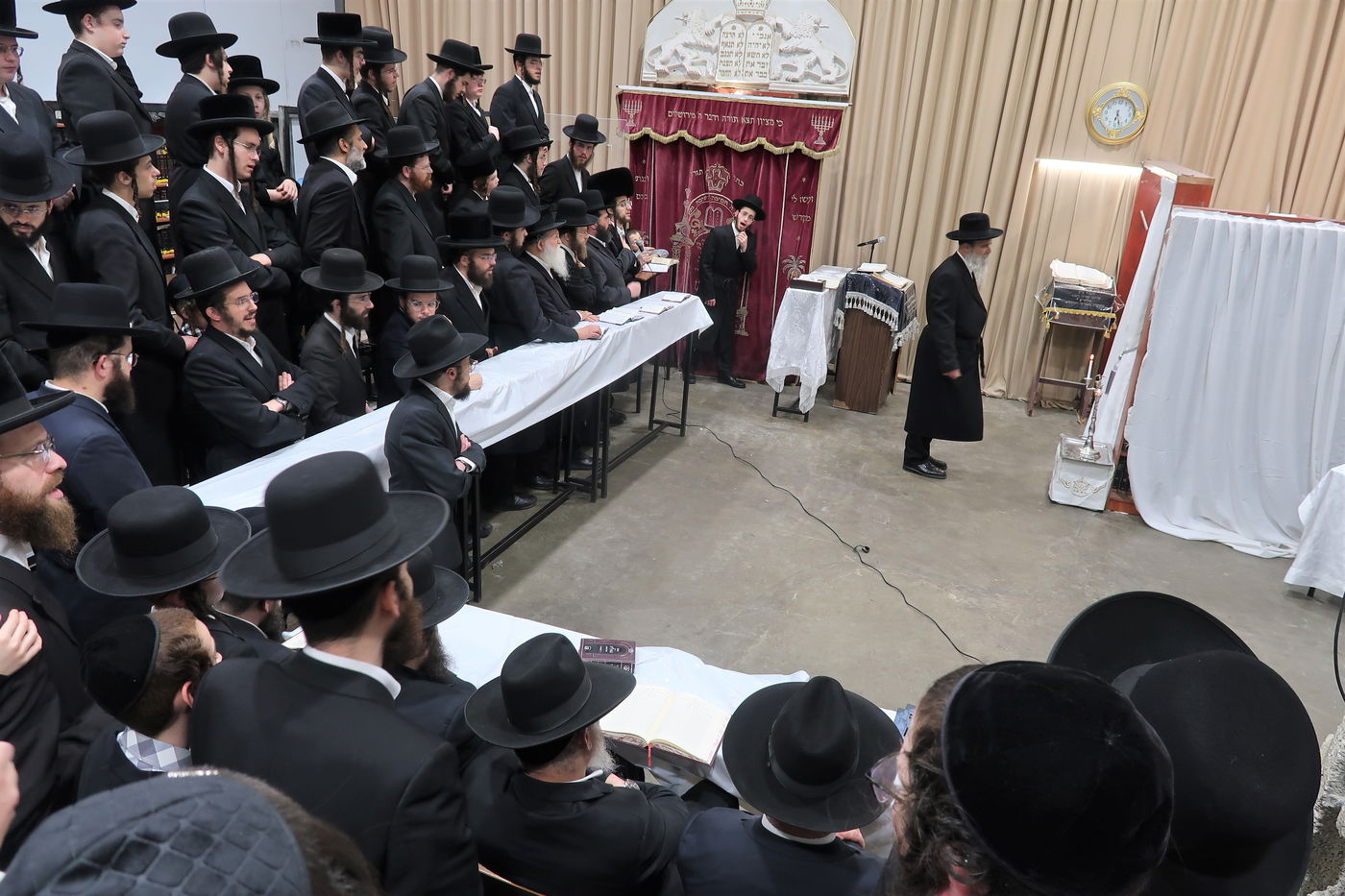 האדמו"ר מאשלג בהדלקת נר חנוכה