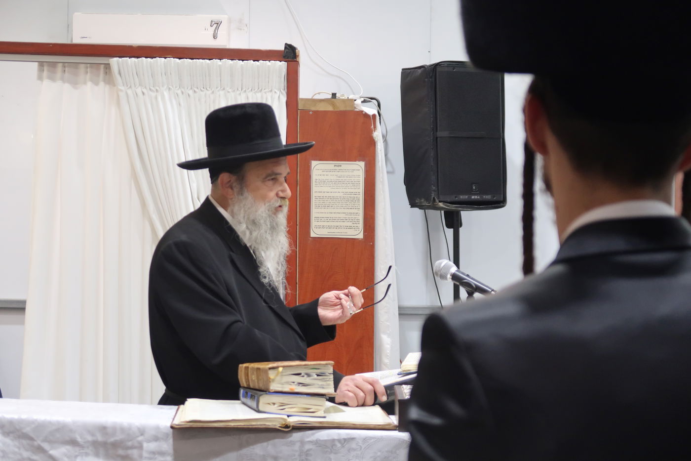 האדמו"ר מאשלג בהדלקת נר חנוכה