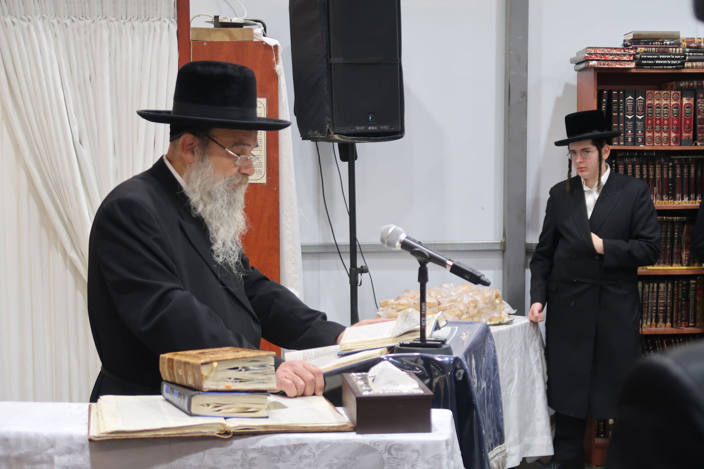 האדמו"ר מאשלג בהדלקת נר חנוכה