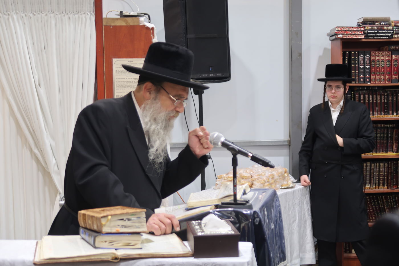 האדמו"ר מאשלג בהדלקת נר חנוכה