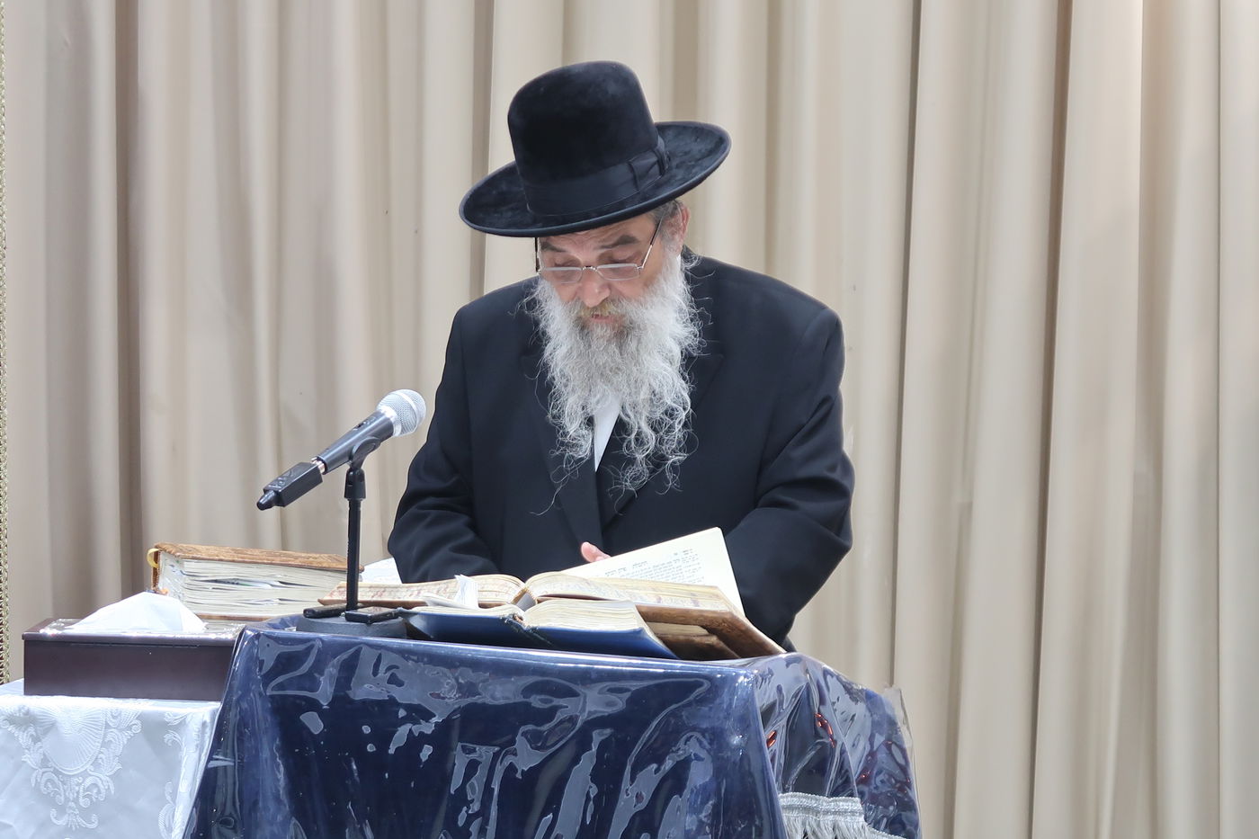 האדמו"ר מאשלג בהדלקת נר חנוכה