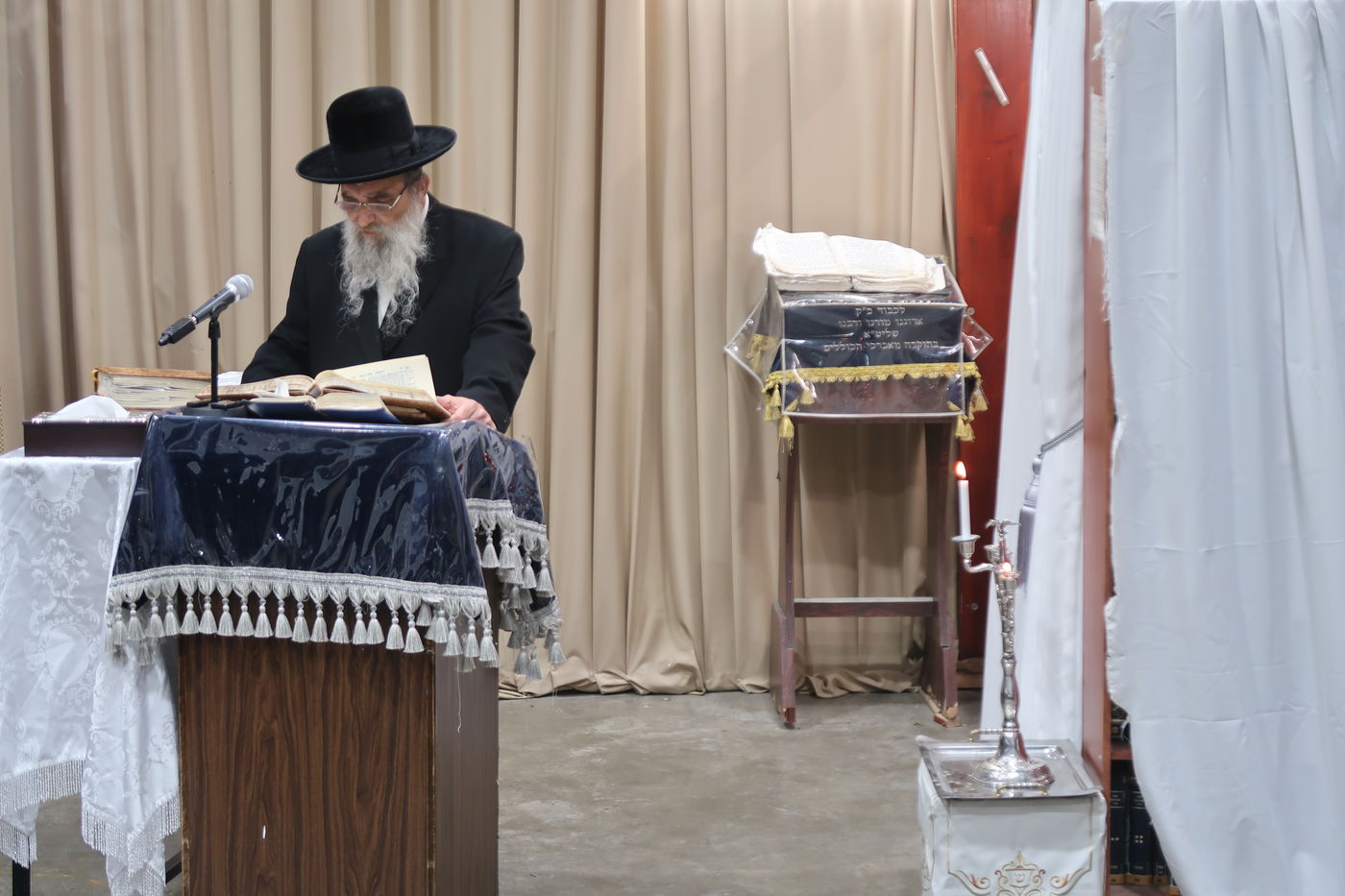 האדמו"ר מאשלג בהדלקת נר חנוכה