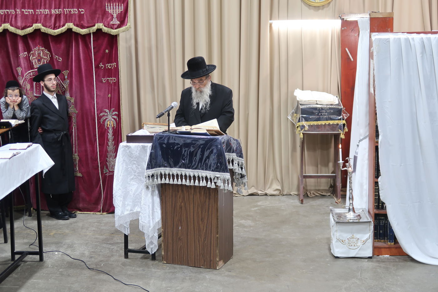 האדמו"ר מאשלג בהדלקת נר חנוכה