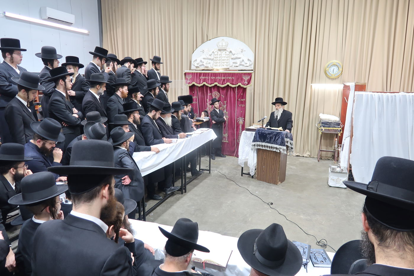 האדמו"ר מאשלג בהדלקת נר חנוכה