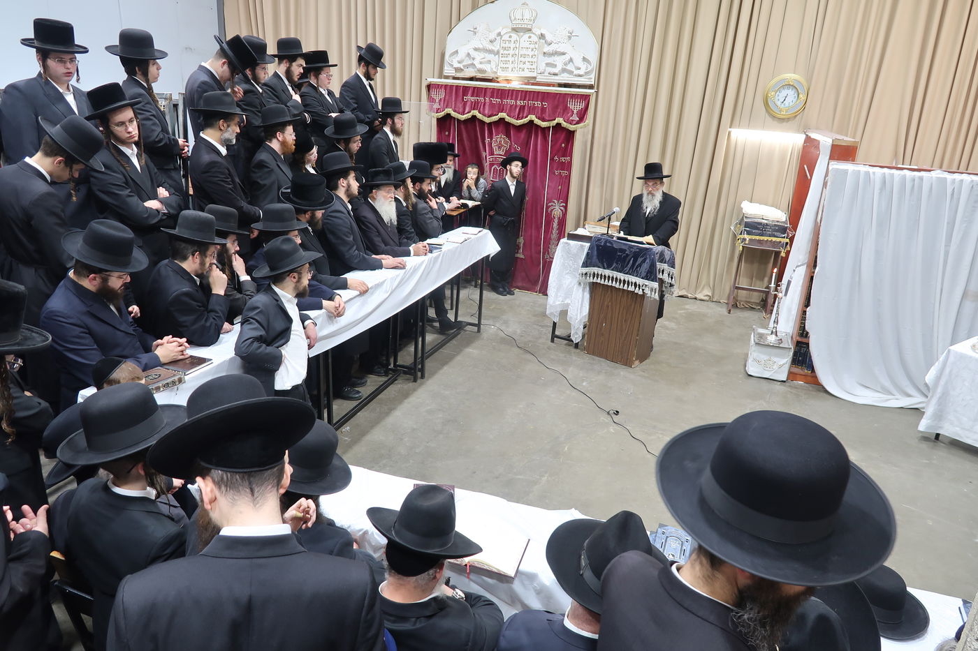 האדמו"ר מאשלג בהדלקת נר חנוכה