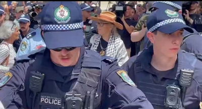 האישה שהופיעה בכאפייה באתר הזכרון מפונה על ידי המשטרה