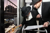 הגאון רבי מסעוד בן שמעון בהדלקת נרות חנוכה