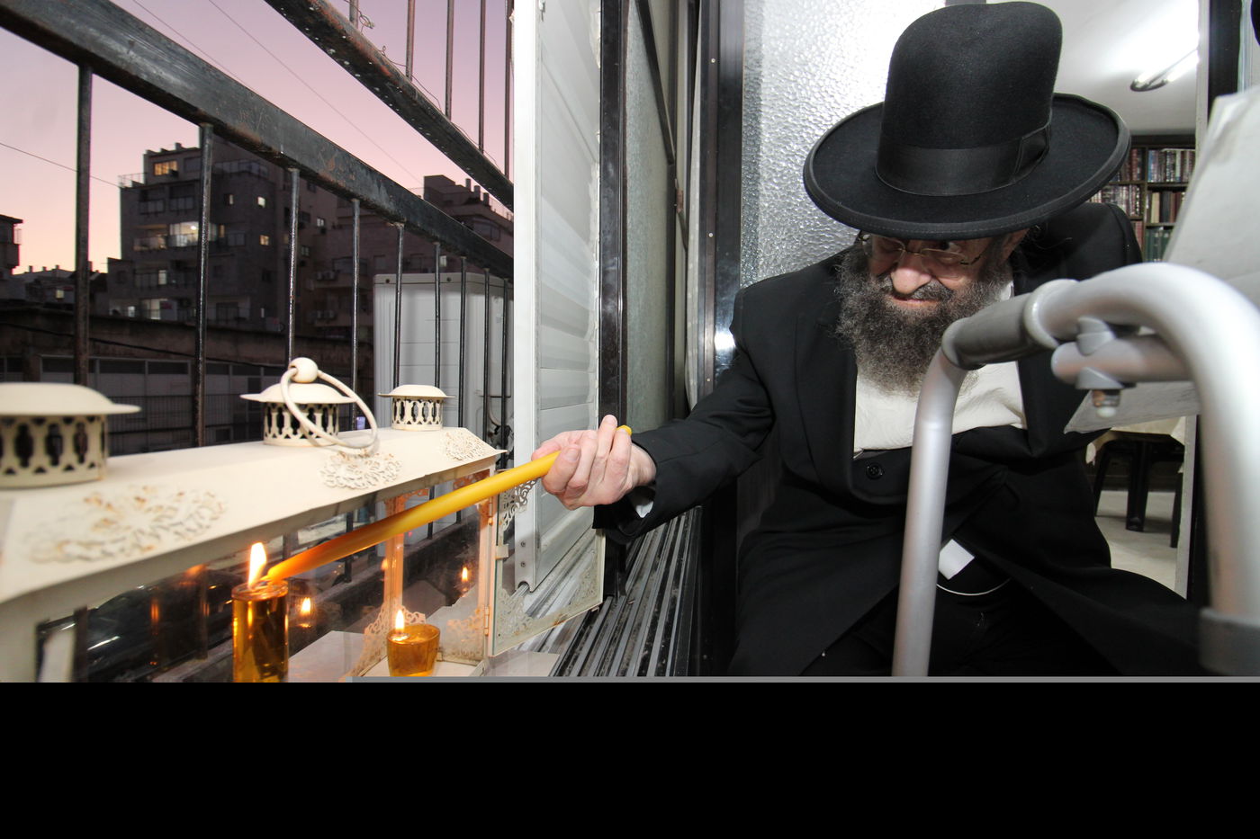 הגאון רבי מסעוד בן שמעון בהדלקת נרות חנוכה