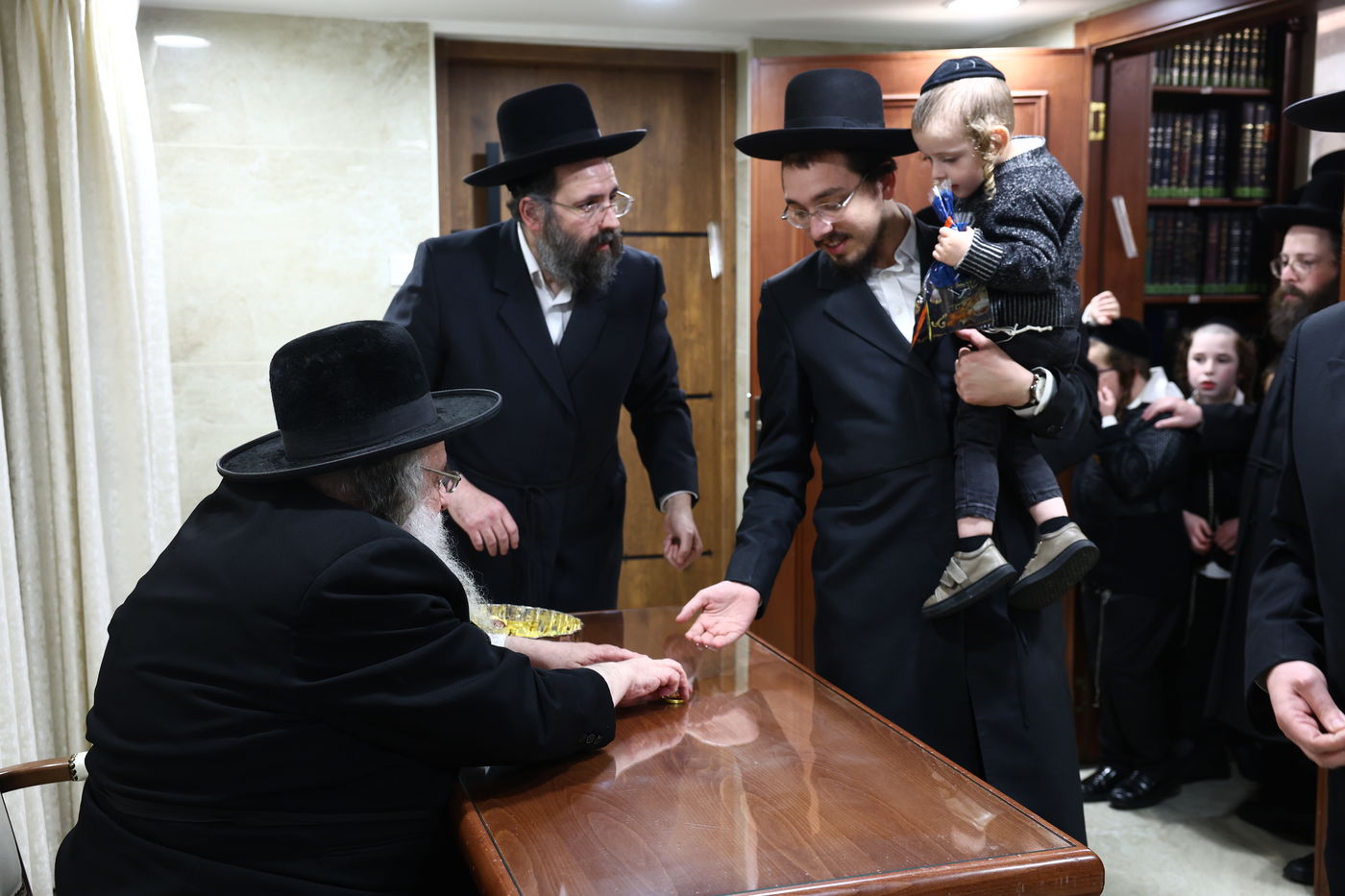 נר ראשון של חנוכה אצל הגר"ש אלתר