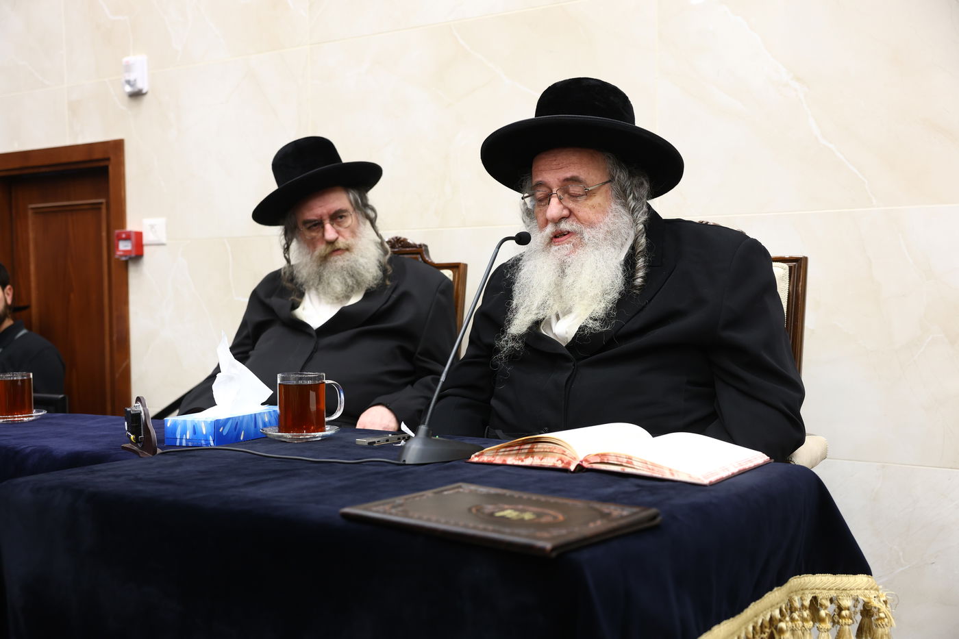 נר ראשון של חנוכה אצל הגר"ש אלתר