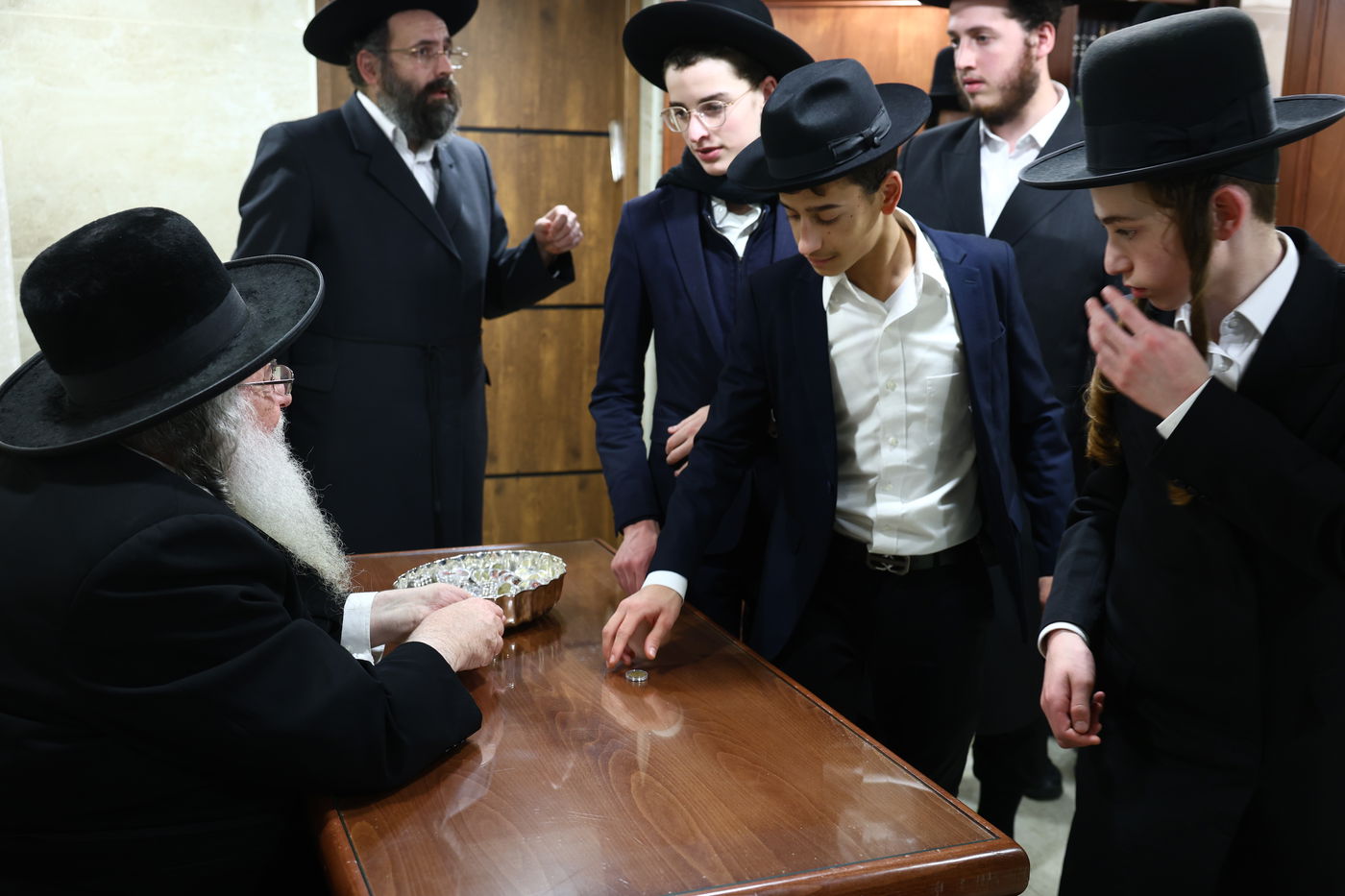 נר ראשון של חנוכה אצל הגר"ש אלתר