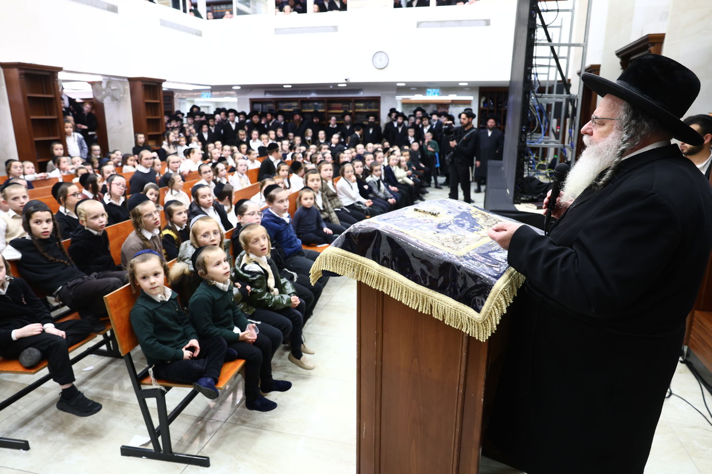 נר ראשון של חנוכה אצל הגר"ש אלתר