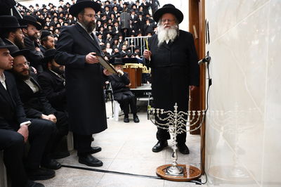 נר ראשון של חנוכה אצל הגר"ש אלתר