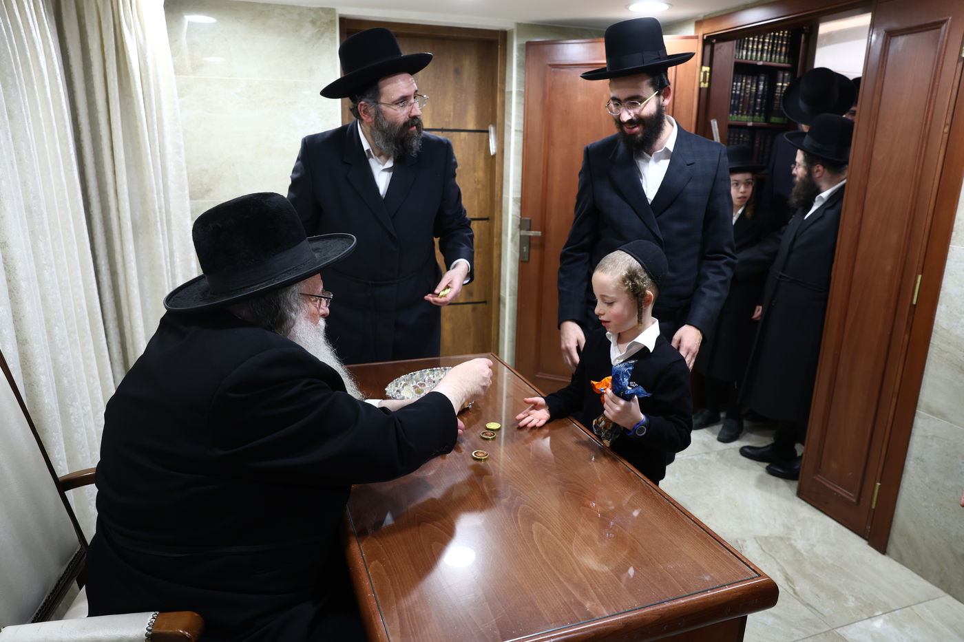 נר ראשון של חנוכה אצל הגר"ש אלתר